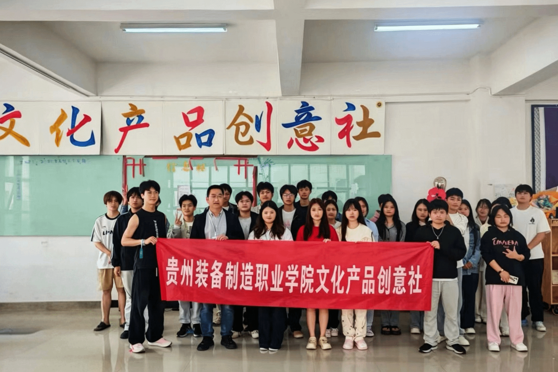 指尖非遗，纸韵匠心——米乐官网文化产品创意社开展第四届“缤纷社团·多彩校园”社团文化活动月非遗窗花剪纸体验活动